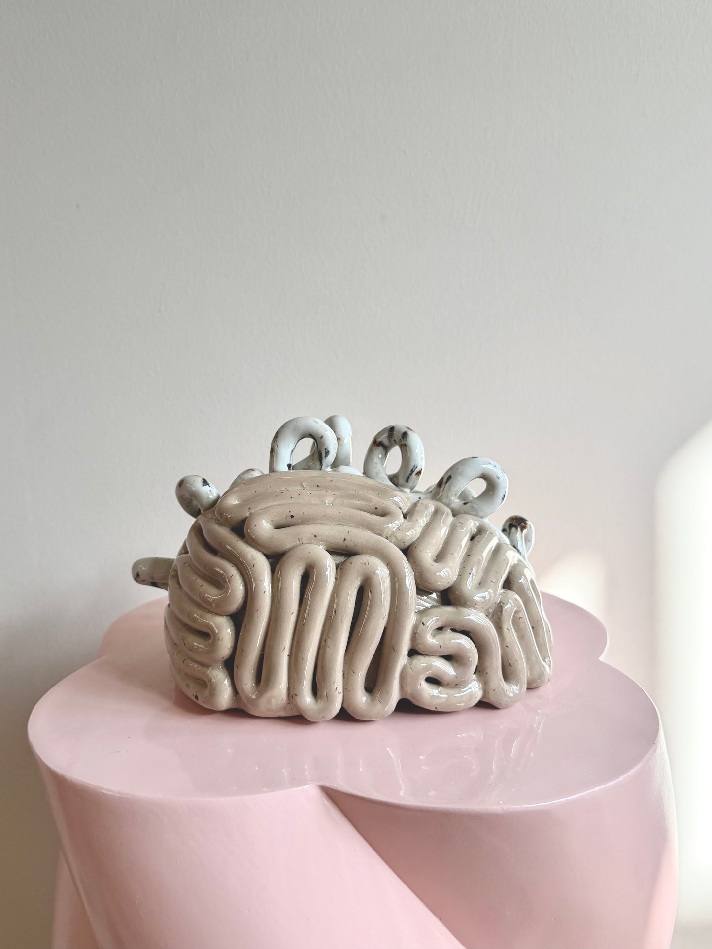 Krøllet hjerne - beige med krymmel